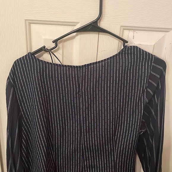 Gibson Latimer, navy blue and white stripe blouse size M. - Picture 5 of 5